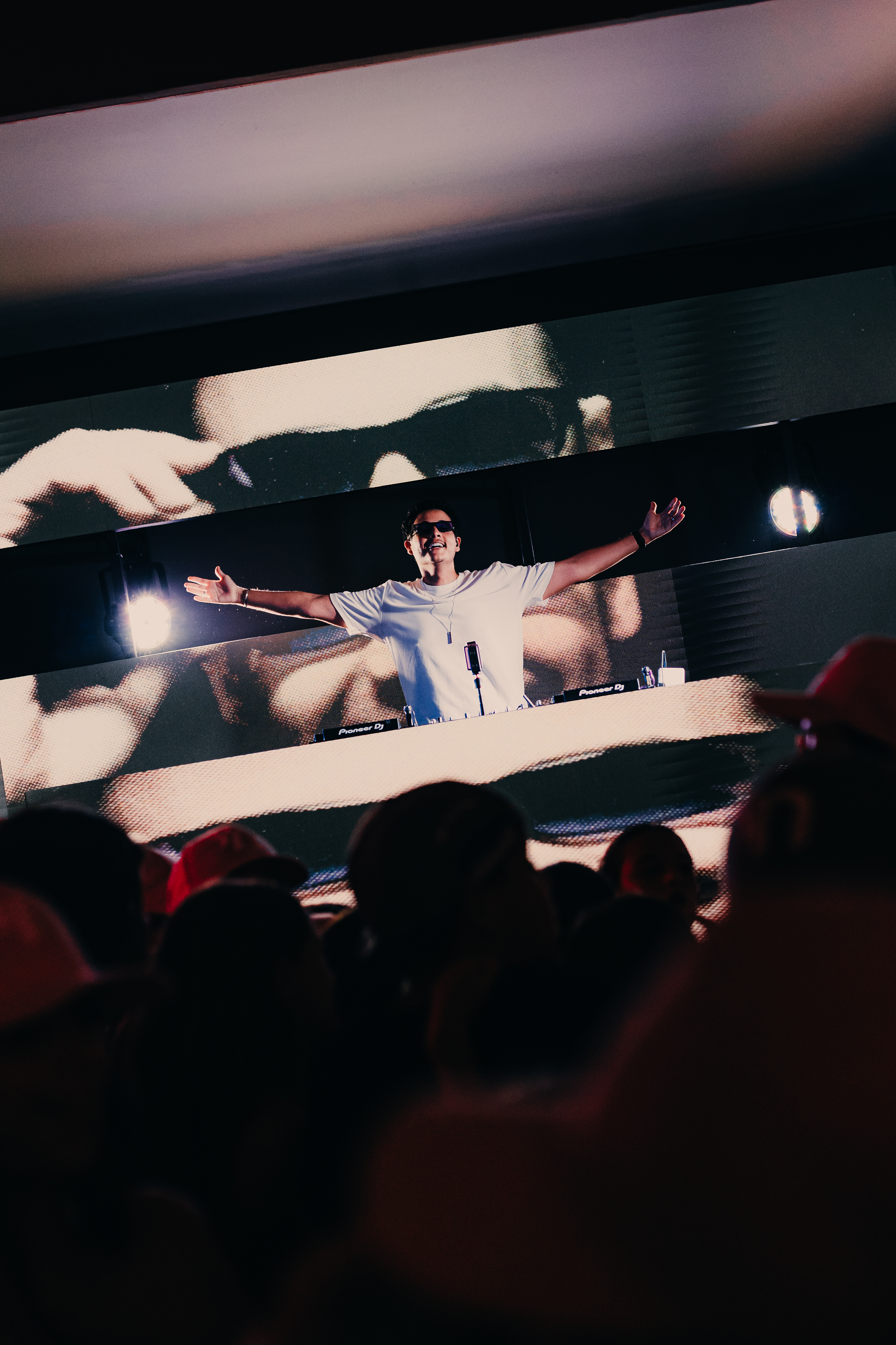 DJ Bola de braços abertos em frente ao público | Foto: acervo pessoal