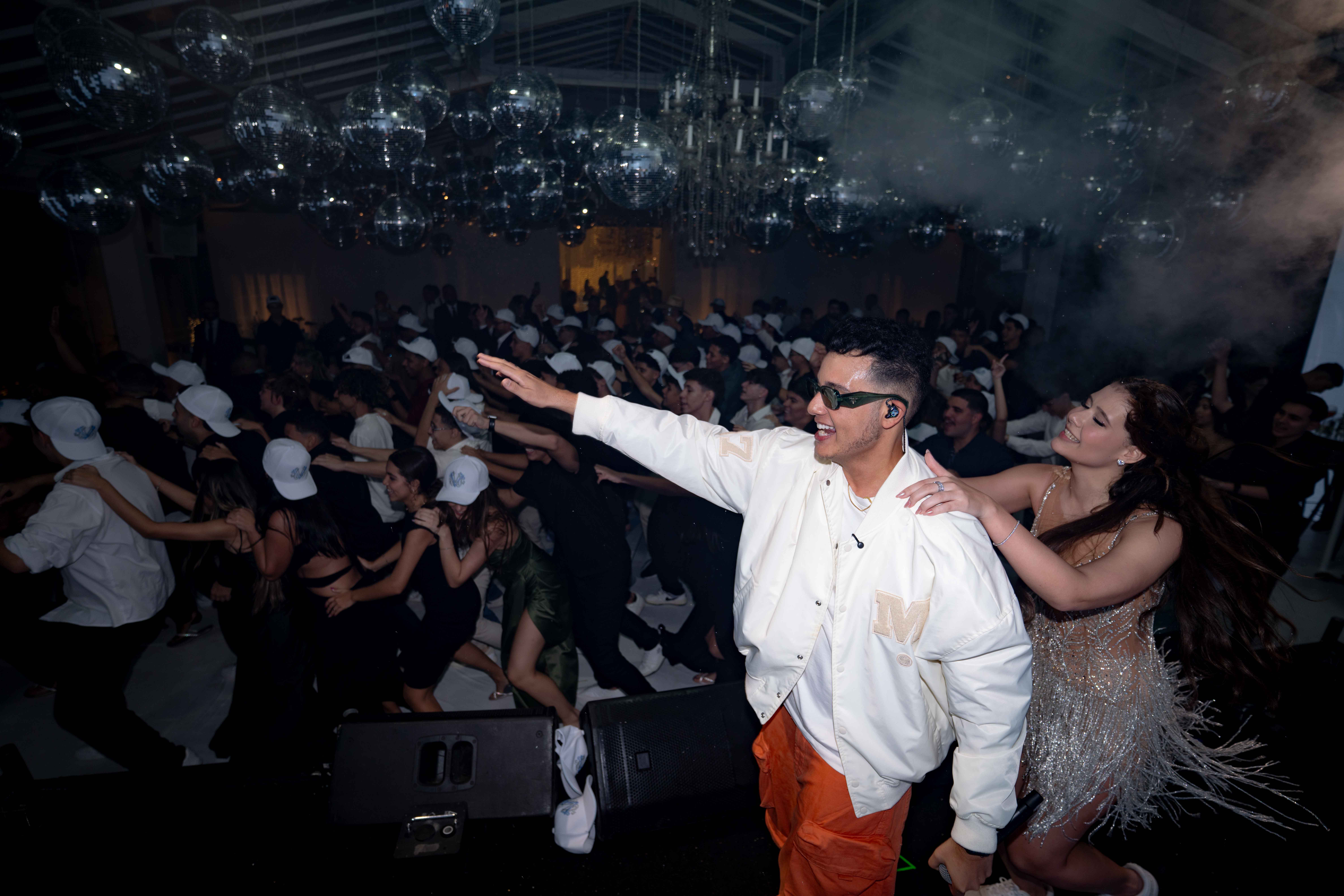 DJ Bola com a aniversariante no palco | Foto: acervo pessoal