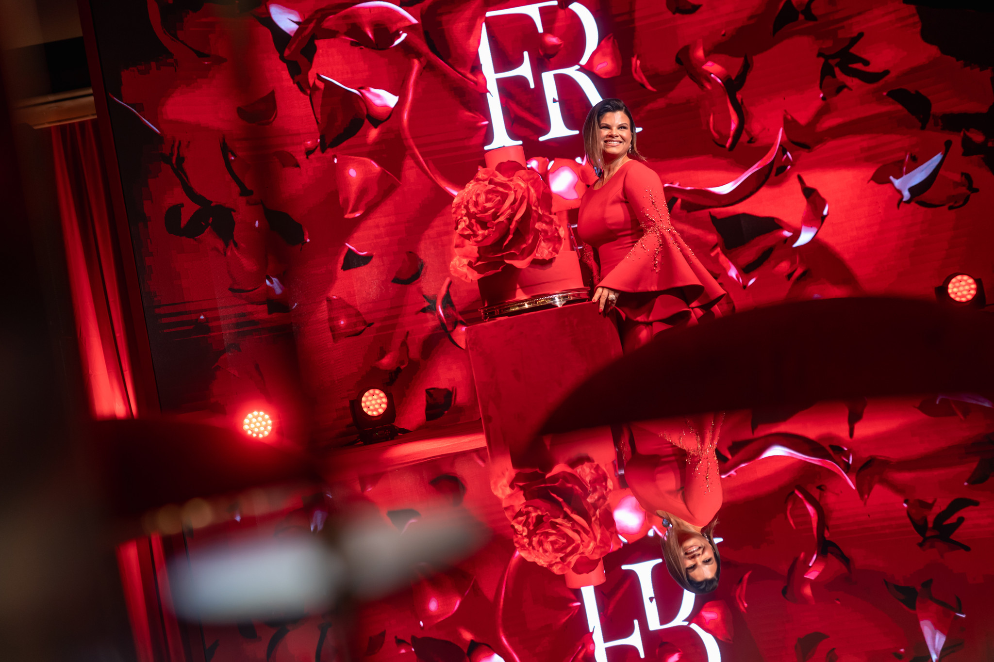 Fernanda Rosa celebra 50 anos com festa marcada pela força do vermelho