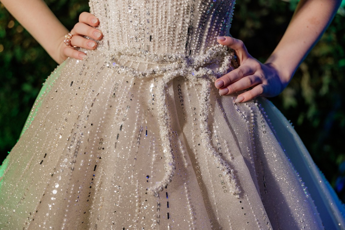 Alicia Reis aposta no vermelho vibrante em um modelo exclusivo do Atelier Silvia Fregonese. | Foto: Chris Machado Fotografia