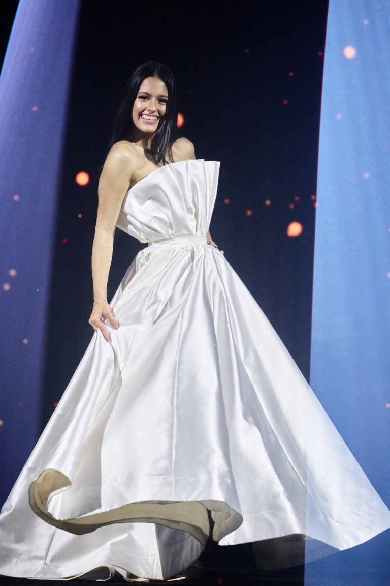 Valentina Cabral esbanja elegância em uma criação minimalista e volumosa da Mandie Couture | Foto: Plínio Ricardo