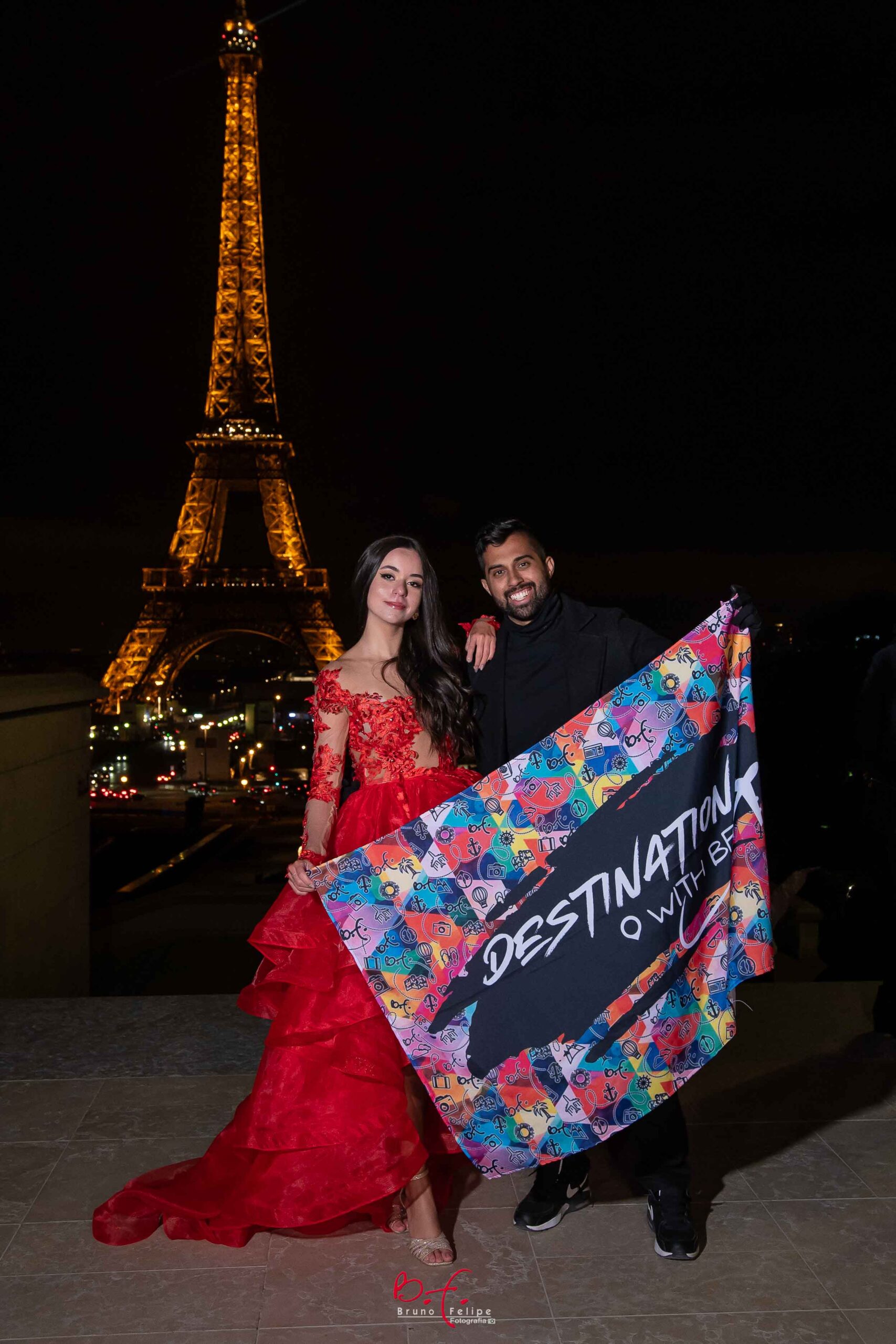 Bruno Felipe e debutante registram o Destination with BF diante da Torre Eiffel. | Foto: Bruno Felipe Fotografia