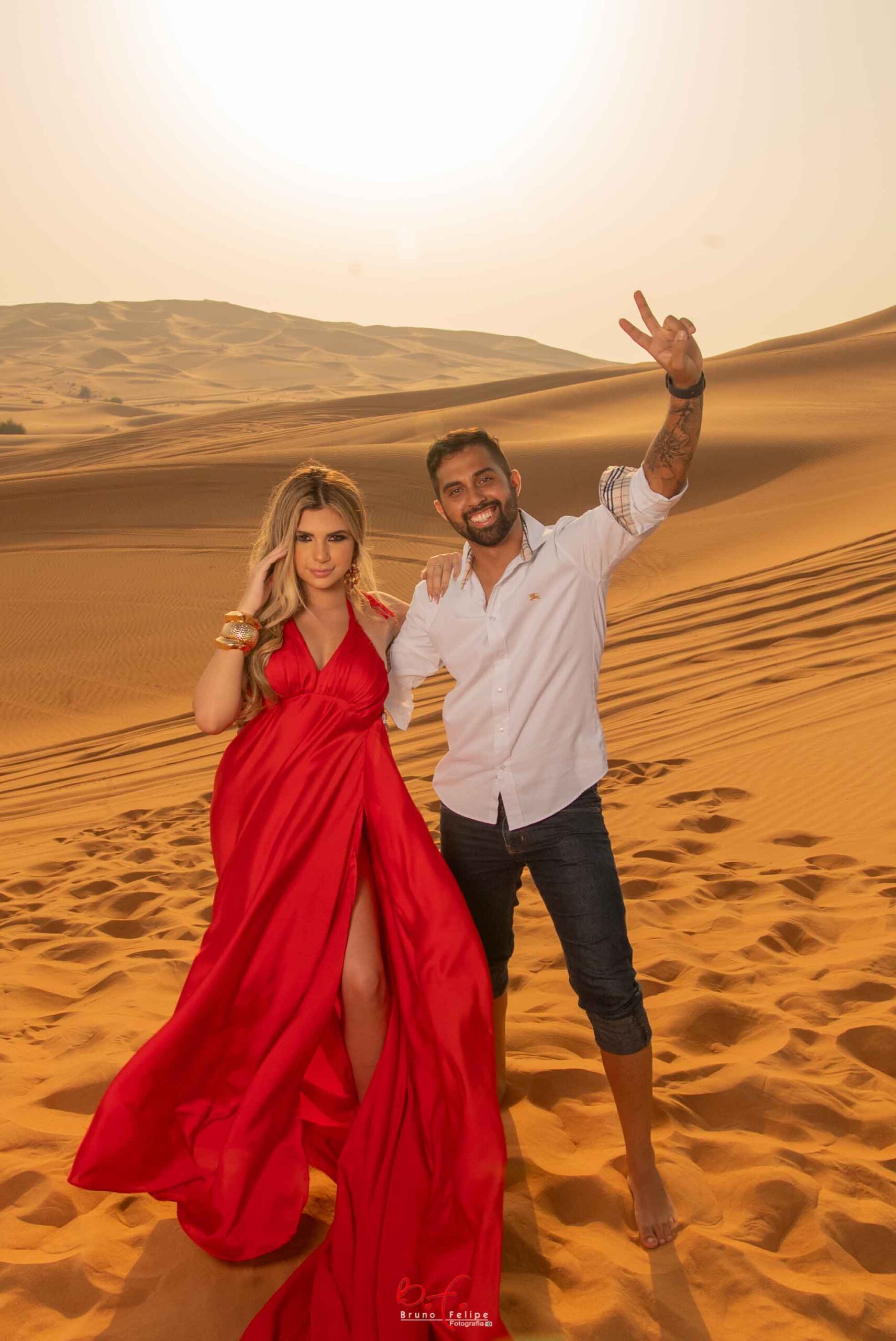 Bruno Felipe durante ensaio fotográfico realizado nas dunas de Dubai. | Foto: Bruno Felipe Fotografia