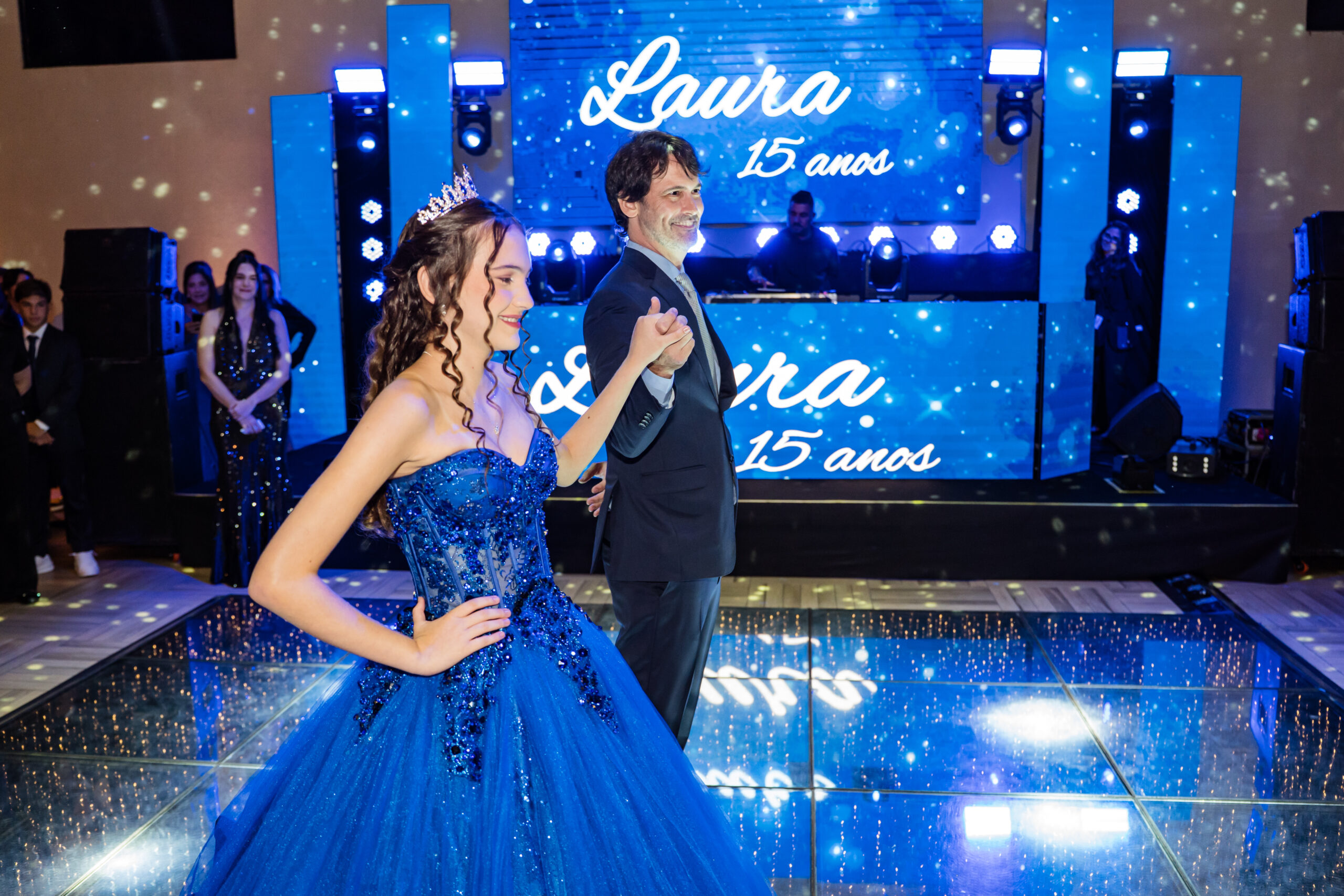 O azul que sempre foi dela: os 15 anos de Laura Santoni