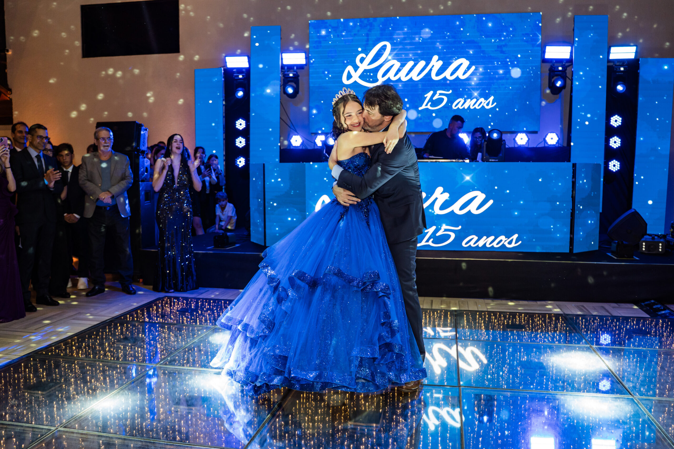 O azul que sempre foi dela: os 15 anos de Laura Santoni