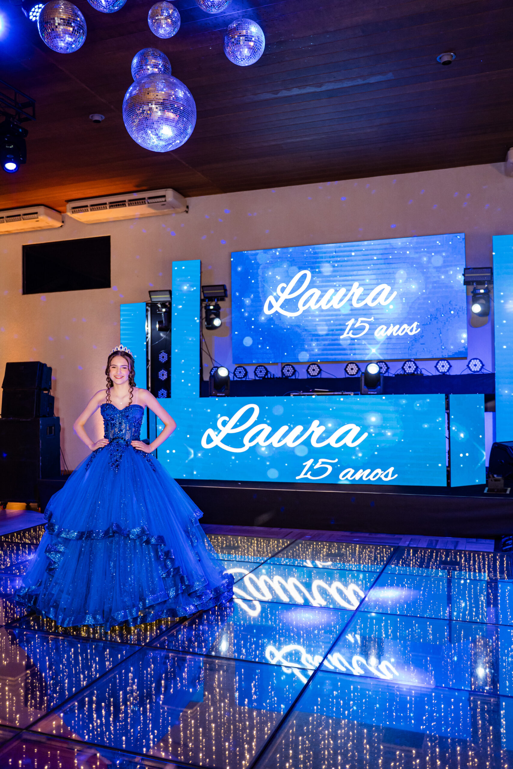 O azul que sempre foi dela: os 15 anos de Laura Santoni