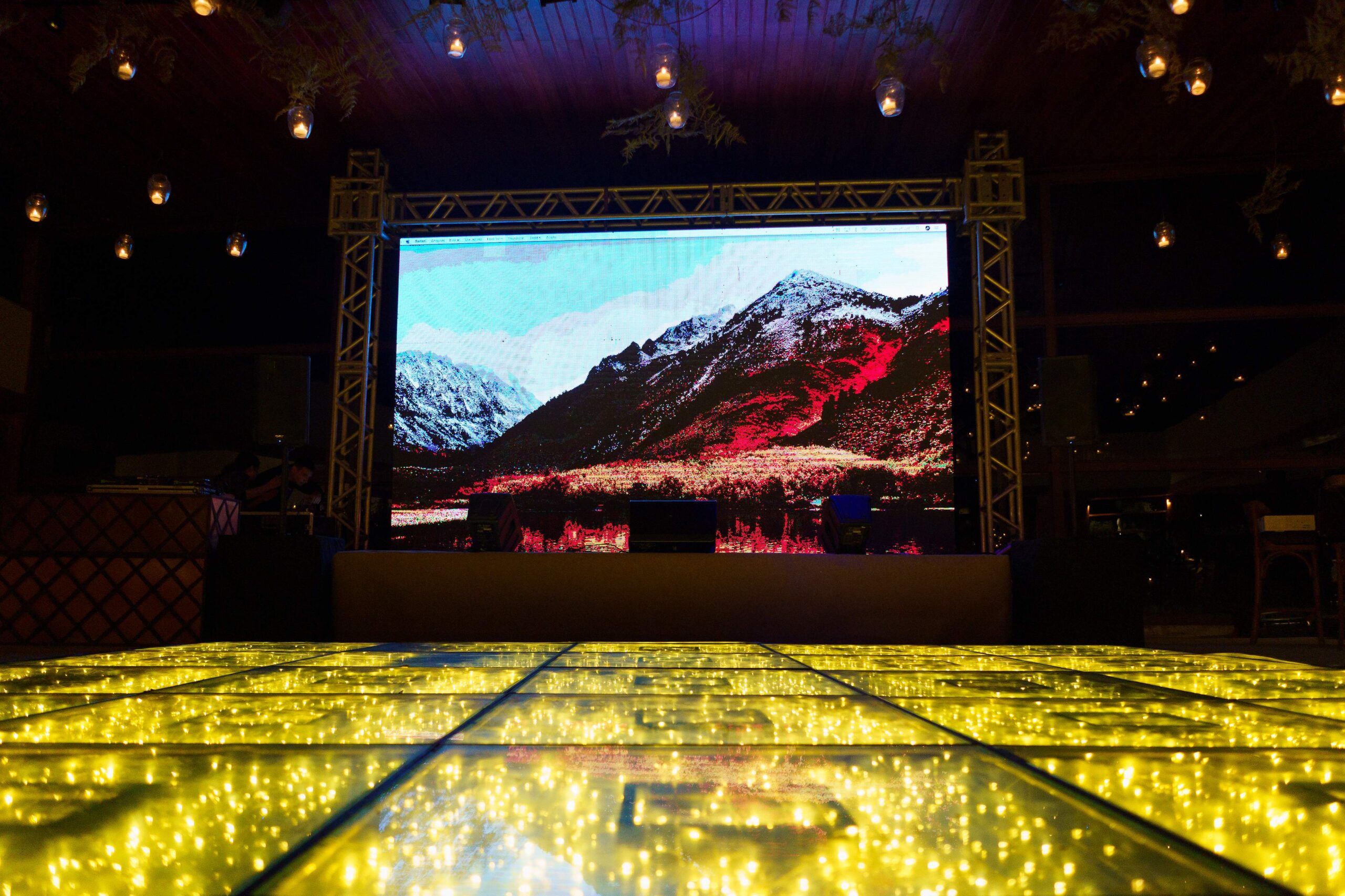 Pista de dança com piso iluminado e painel de LED evidencia as possibilidades de iluminação e produção audiovisual para festas de 15 anos na Casa do Alto | Foto: Divulgação/Casa do Alto