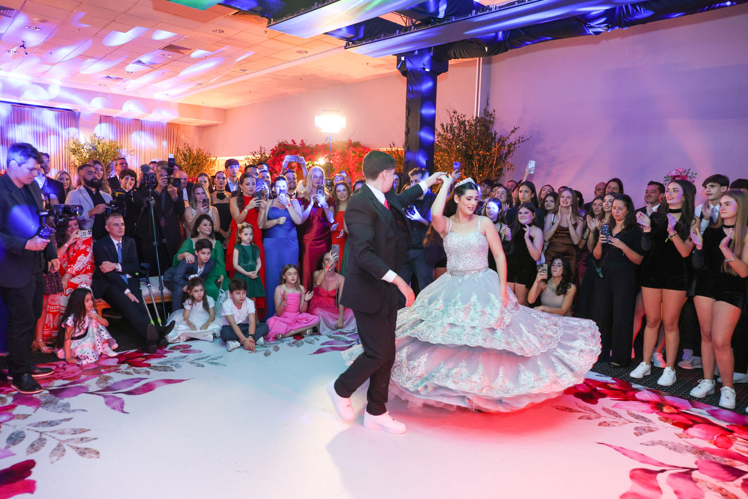 Gabriela Novio celebra 15 anos com tradições espanholas e festa em tons de pink