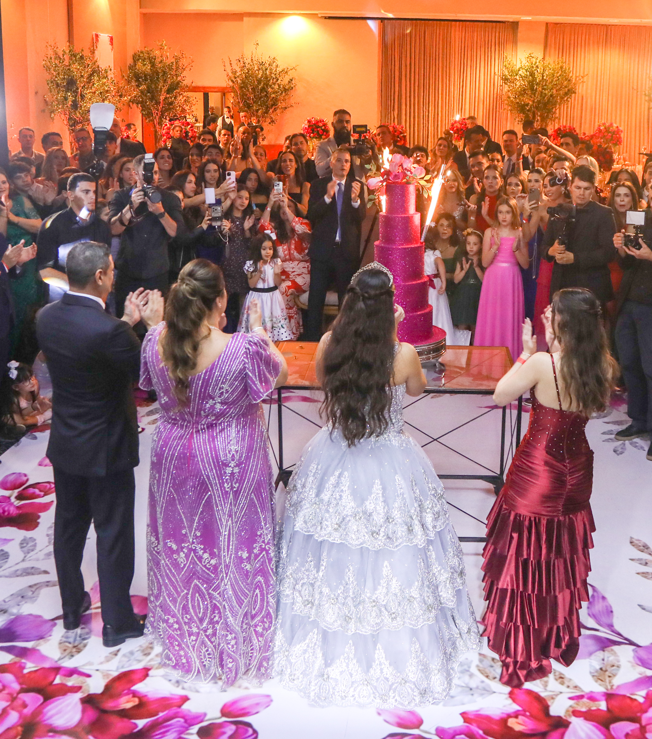 Gabriela Novio celebra 15 anos com tradições espanholas e festa em tons de pink